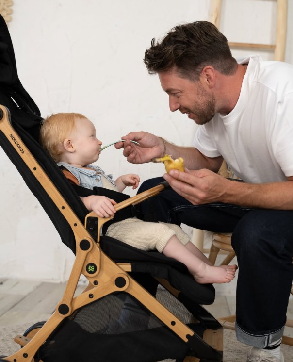 Detail der Bambuskonstruktion des Mozomoza Panda Kinderwagens